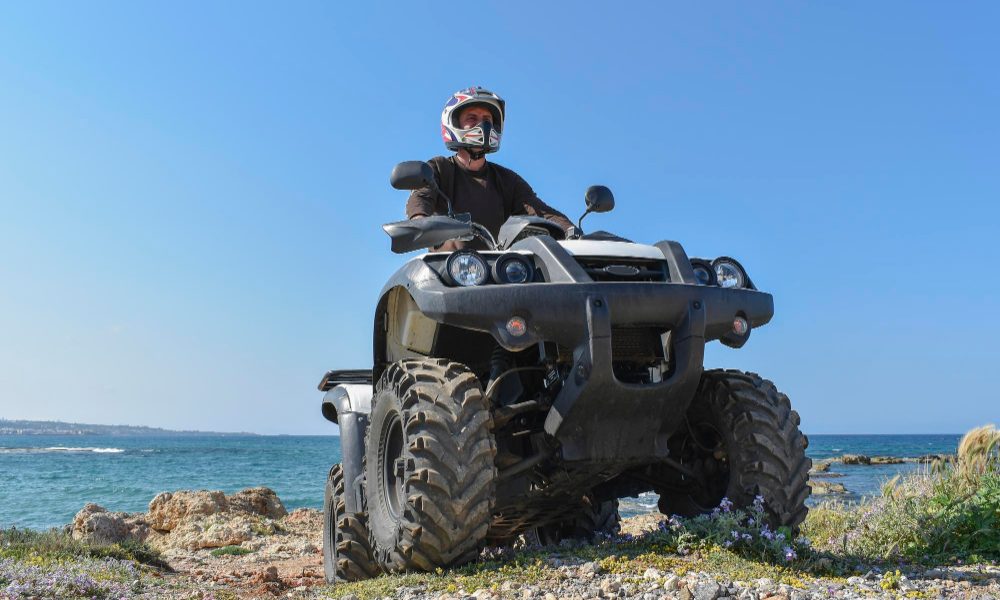 Cum să îți conduci ATV-ul în siguranță și legal pe diferite tipuri de teren