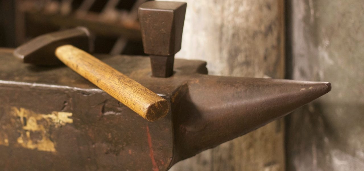 10 unelte esențiale pentru orice gospodar: de la ciocan la ferastrău