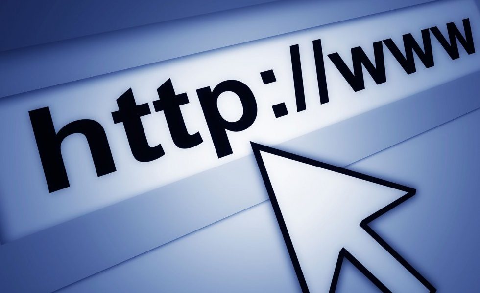 În era digitală, orice afacere, indiferent de dimensiune sau domeniu de activitate, are nevoie de o prezență online puternică. Într-un oraș precum Vaslui, unde companiile locale sunt într-o continuă competiție pentru a atrage clienți, un website modern și bine realizat poate face diferența între succes și stagnare. Dar ce înseamnă un website modern și de ce este atât de important pentru companiile din Vaslui? Acest articol va explora motivele principale pentru care un site modern este esențial pentru afacerile locale și cum poate contribui la creșterea vizibilității și a credibilității acestora. Importanța unei prezențe online moderne pentru afacerile din Vaslui Un site web modern nu este doar o vitrină digitală pentru companie, ci un instrument strategic esențial pentru dezvoltare. Vaslui, ca multe alte orașe din România, a cunoscut o creștere semnificativă a numărului de utilizatori de internet, iar aceștia se așteaptă să găsească rapid informații actualizate și relevante atunci când caută servicii sau produse. Din acest motiv, companiile locale trebuie să se adapteze și să își actualizeze constant prezența online. Un website modern asigură nu doar un design atractiv, ci și o experiență de utilizare optimizată pentru clienți. Acesta trebuie să fie ușor de navigat, rapid și compatibil cu toate dispozitivele mobile, având în vedere că majoritatea utilizatorilor accesează internetul de pe smartphone. O astfel de platformă nu doar că reflectă profesionalismul afacerii, dar contribuie și la creșterea vizibilității pe motoarele de căutare, ceea ce este esențial într-un oraș unde concurența locală este tot mai prezentă. Un alt aspect esențial este că un website modern oferă o interfață intuitivă care permite clienților să acceseze rapid informațiile dorite, fie că este vorba despre serviciile oferite, datele de contact sau recenziile altor utilizatori. În acest context, companiile din Vaslui care investesc într-un site web modern au un avantaj clar față de concurenții care nu au făcut încă acest pas. Cum influențează un site modern încrederea și credibilitatea afacerii Un website nu este doar un mijloc de informare, ci și un canal prin care o companie își poate construi sau consolida încrederea și credibilitatea în fața potențialilor clienți. În Vaslui, unde comunitatea locală joacă un rol important în succesul afacerilor, un site modern poate funcționa ca o carte de vizită virtuală, reflectând valorile și profesionalismul companiei. Un site web învechit, cu un design neatractiv și informații neactualizate, poate da impresia că afacerea nu este la curent cu tendințele moderne sau că nu pune suficient accent pe nevoile clienților. În schimb, un site modern, bine structurat, cu funcționalități intuitive și conținut actualizat, oferă utilizatorilor o experiență plăcută, inspirând încredere. Pentru companiile din Vaslui, un astfel de site este crucial pentru a atrage nu doar clienți locali, ci și colaboratori din alte regiuni, care pot avea impresii favorabile doar din vizitarea paginii web. În plus, integrarea unor funcționalități precum testimoniale ale clienților, certificări sau parteneriate, contribuie la creșterea credibilității companiei. Într-o piață competitivă, unde consumatorii sunt tot mai informați și selectivi, reputația online a unei companii devine un factor decisiv în alegerea acesteia. Elemente esențiale ale unui website modern pentru companii Pentru a răspunde nevoilor actuale ale pieței și pentru a se alinia la așteptările utilizatorilor, un website modern trebuie să îndeplinească o serie de criterii esențiale. Acestea nu doar că vor îmbunătăți experiența vizitatorilor, dar vor contribui și la creșterea ratei de conversie, transformând vizitatorii în clienți. Iată câteva dintre cele mai importante elemente pe care orice companie din Vaslui ar trebui să le ia în considerare atunci când își dezvoltă sau modernizează site-ul: 1. Design responsive Într-o lume în care majoritatea traficului online vine de pe dispozitive mobile, un site trebuie să fie optimizat pentru a oferi o experiență fluidă pe orice tip de ecran. Un design responsive asigură faptul că paginile sunt adaptate corect la rezoluțiile telefoanelor mobile, tabletelor și computerelor, fără a afecta calitatea vizuală sau funcționalitatea. 2. Viteza de încărcare Utilizatorii din ziua de azi sunt din ce în ce mai puțin răbdători. Un site care se încarcă lent va pierde vizitatori înainte ca aceștia să aibă șansa să exploreze conținutul. O viteză de încărcare optimă nu doar că îmbunătățește experiența utilizatorilor, dar este și un factor important pentru SEO, contribuind la o mai bună poziționare în rezultatele motoarelor de căutare. 3. SEO și conținut relevant Un site modern trebuie să fie optimizat pentru motoarele de căutare, astfel încât să apară în primele rezultate atunci când potențialii clienți caută produse sau servicii similare. Aceasta presupune utilizarea corectă a cuvintelor cheie, dar și crearea de conținut relevant, actualizat și bine structurat. Companiile din Vaslui pot atrage mai mulți clienți locali dacă includ pe site-ul lor secțiuni dedicate, precum bloguri, ghiduri de utilizare sau studii de caz. 4. Securitate Un alt element important este securitatea site-ului. Cu numărul tot mai mare de atacuri cibernetice, este esențial ca website-ul să fie protejat împotriva vulnerabilităților. Implementarea unui certificat SSL și a unor protocoale de securitate solide nu doar că va proteja datele utilizatorilor, dar va crește și încrederea acestora în companie. Cum poate un website modern să crească afacerea din Vaslui Pentru o companie din Vaslui, realizarea unui website modern poate avea un impact semnificativ asupra dezvoltării afacerii. Un site bine optimizat poate atrage mai mulți clienți, atât locali, cât și din alte regiuni, crescând astfel vizibilitatea companiei. În plus, o prezență online solidă oferă posibilitatea de a promova produsele și serviciile într-un mod eficient și accesibil, ceea ce poate conduce la creșterea vânzărilor. Un alt beneficiu important al unui site modern este posibilitatea de a colecta date despre vizitatori și comportamentul lor pe site, informații care pot fi folosite pentru a îmbunătăți strategiile de marketing și pentru a personaliza oferta în funcție de nevoile clienților. De asemenea, un website modern permite integrarea cu rețelele de socializare, ceea ce facilitează crearea unei comunități de clienți fideli și creșterea vizibilității în mediul online. Pe lângă acestea, un site bine realizat poate funcționa ca un punct central pentru toate activitățile de marketing digital ale companiei. Fie că este vorba despre campanii de email marketing, publicitate online sau optimizarea pentru motoarele de căutare, toate aceste strategii pot fi gestionate și monitorizate eficient prin intermediul unui website modern. Concluzie În concluzie, realizarea unui website modern este esențială pentru companiile din Vaslui care doresc să se mențină competitive și să atragă noi clienți. Un site web bine structurat, optimizat pentru dispozitive mobile și motoare de căutare, cu un design atractiv și funcționalități moderne, poate contribui semnificativ la succesul unei afaceri locale. Investiția într-un website de calitate nu este doar o necesitate, ci și o oportunitate de a dezvolta afacerea și de a crea o prezență online solidă și de încredere.