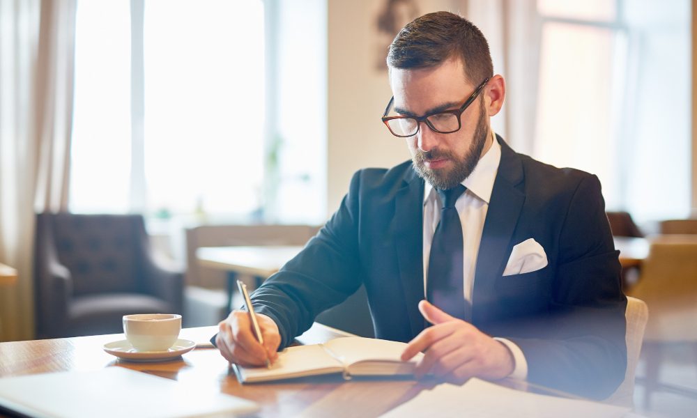 Consultant care analizează documente pentru un proiect de business